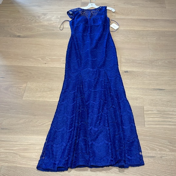 Royal blue lace gown size 8 BRAND NEW - Picture 2 of 5